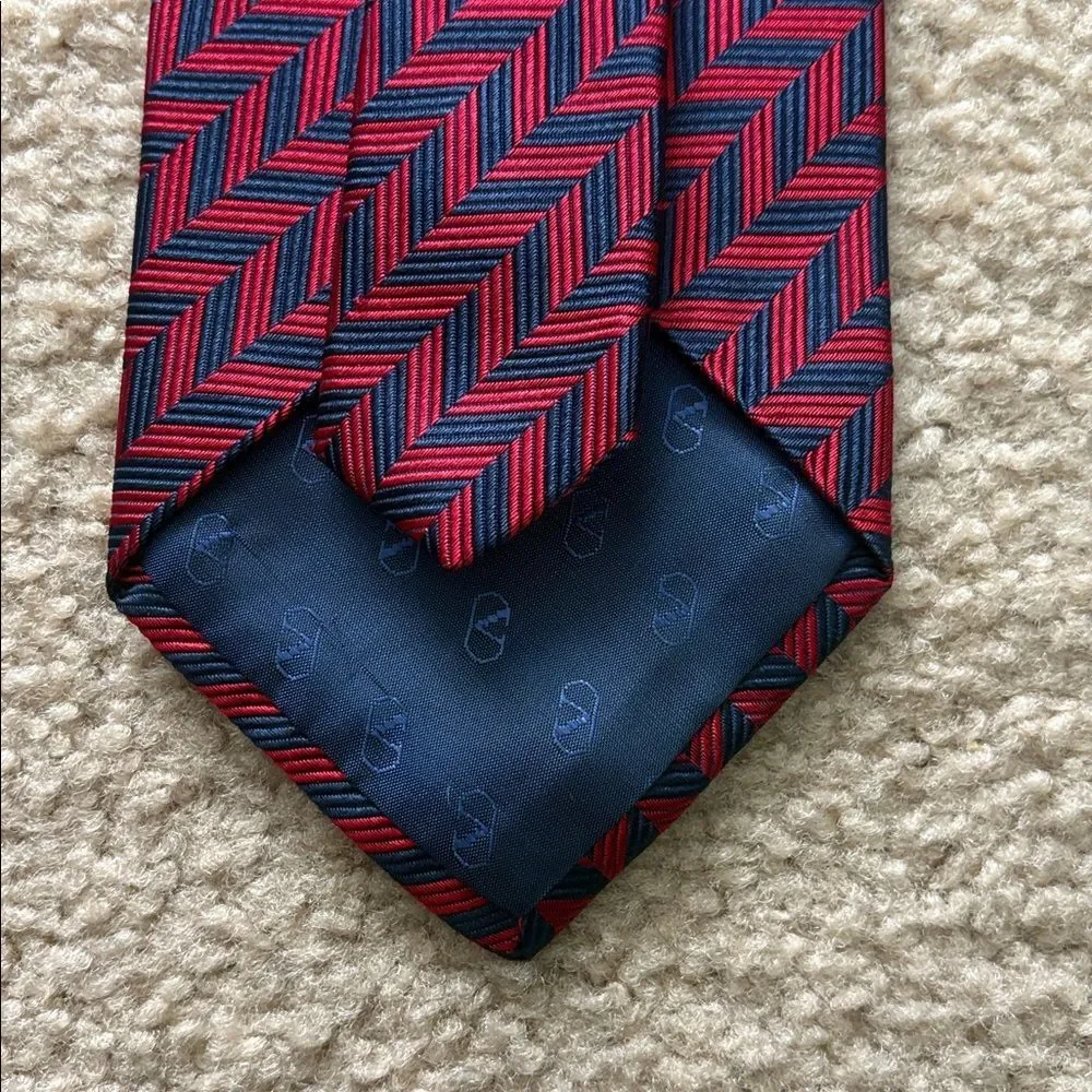 Valentino Navy Red 100% Silk Zig Zag Chevron Men’s Tie Business Office Luxury